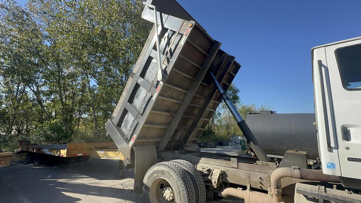 Used 2000 STERLING AT9513