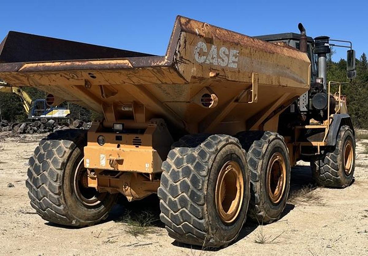 Used 2004 CASE 330