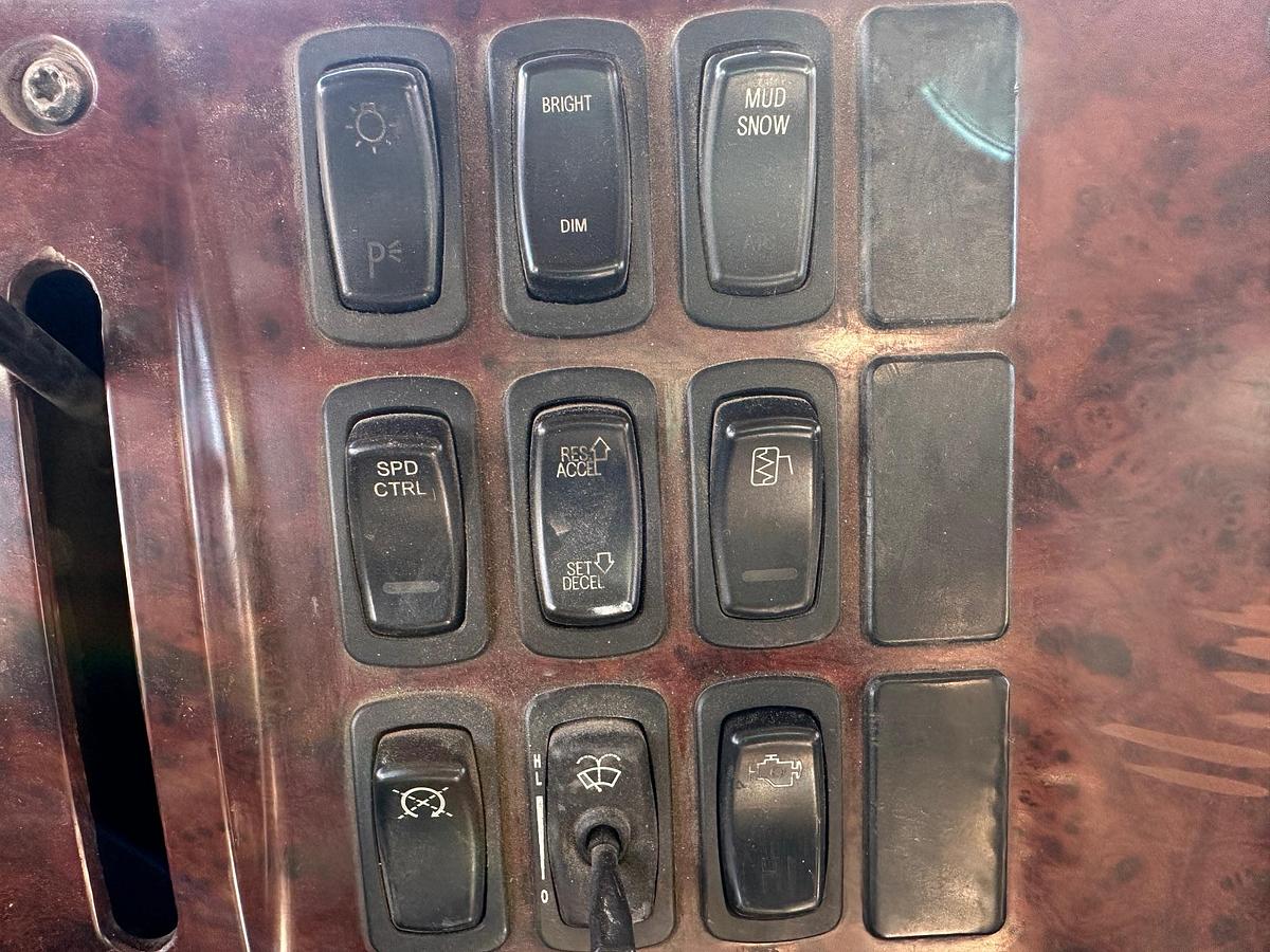 Used 2005 MACK CV713