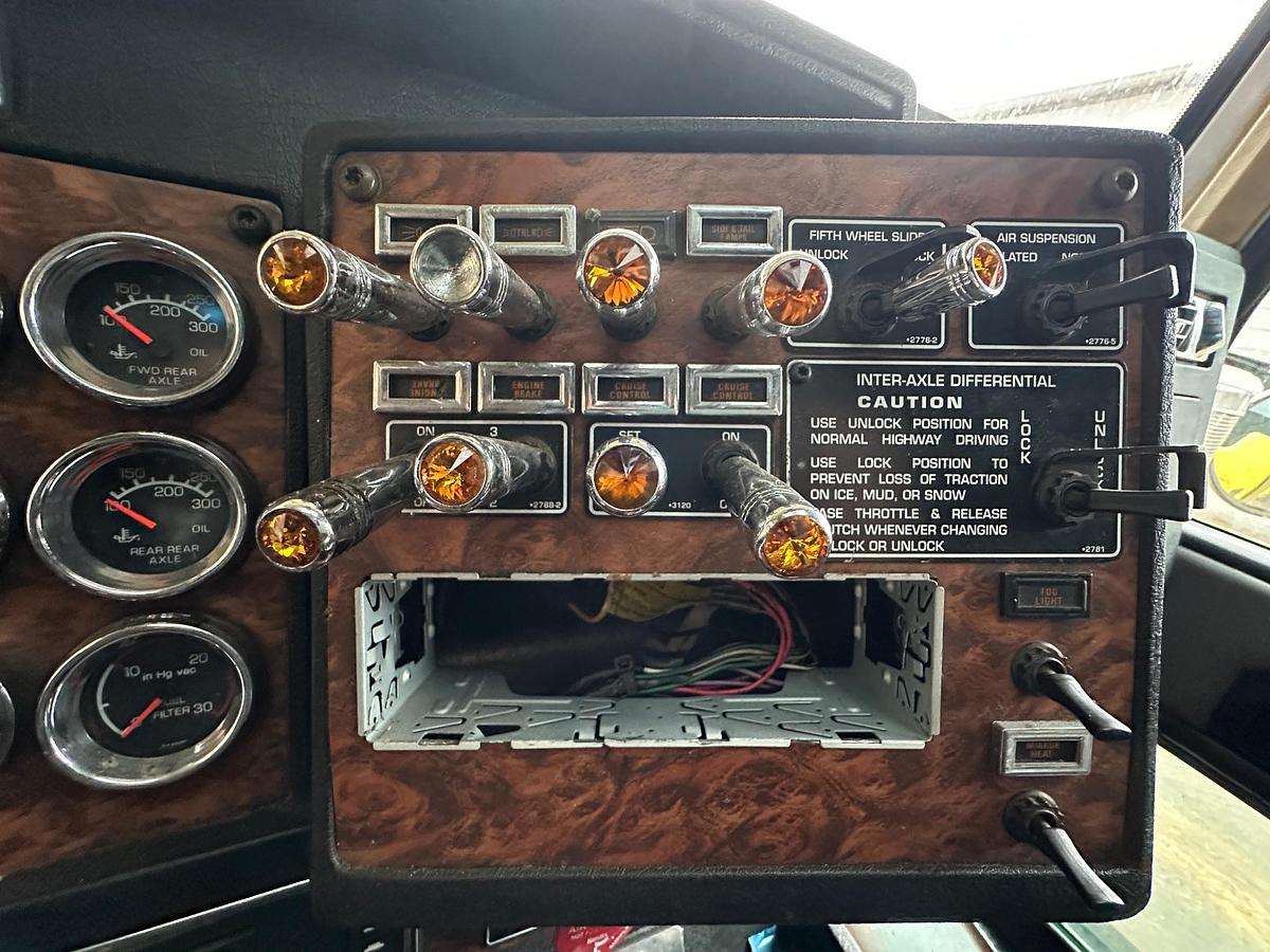 Used 2001 KENWORTH W900 AeroCab