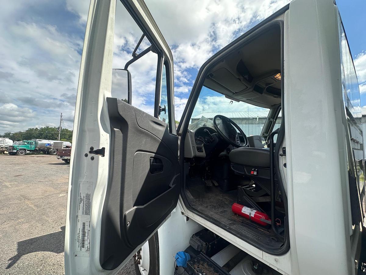 Used 2015 INTERNATIONAL 4300 24' Box Truck