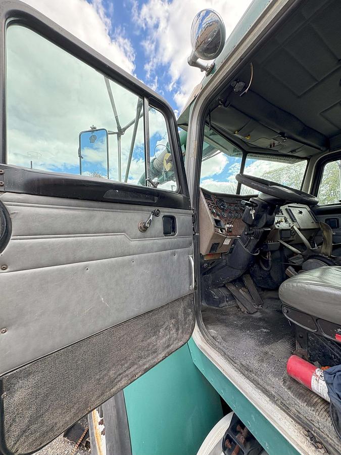 Used 2004 PETERBILT 330