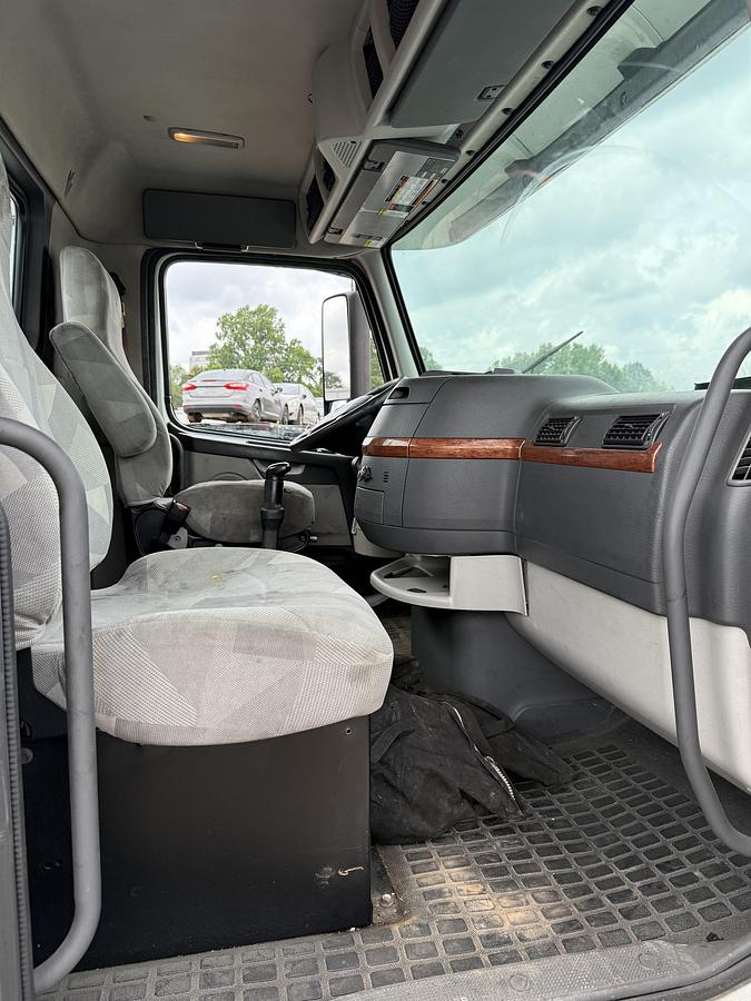 Used 2010 VOLVO VNL64TN