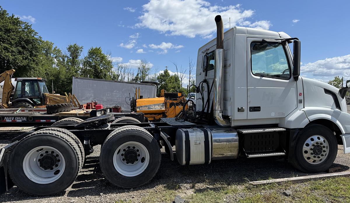 Used 2012 VOLVO VNL64T300