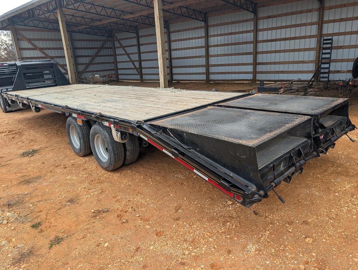 Used 2023 EAGLE 26 foot Gooseneck