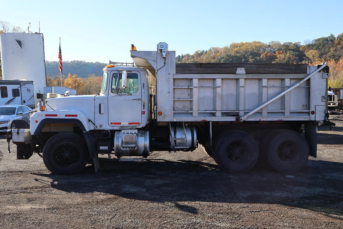 Used 1996 MACK RD690S