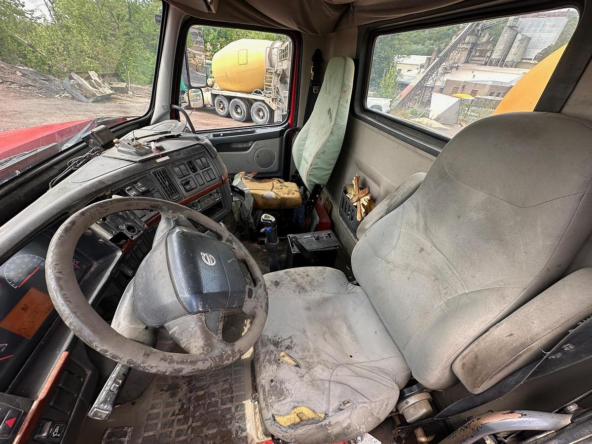 Used 2004 VOLVO Rear Discharge Mixer