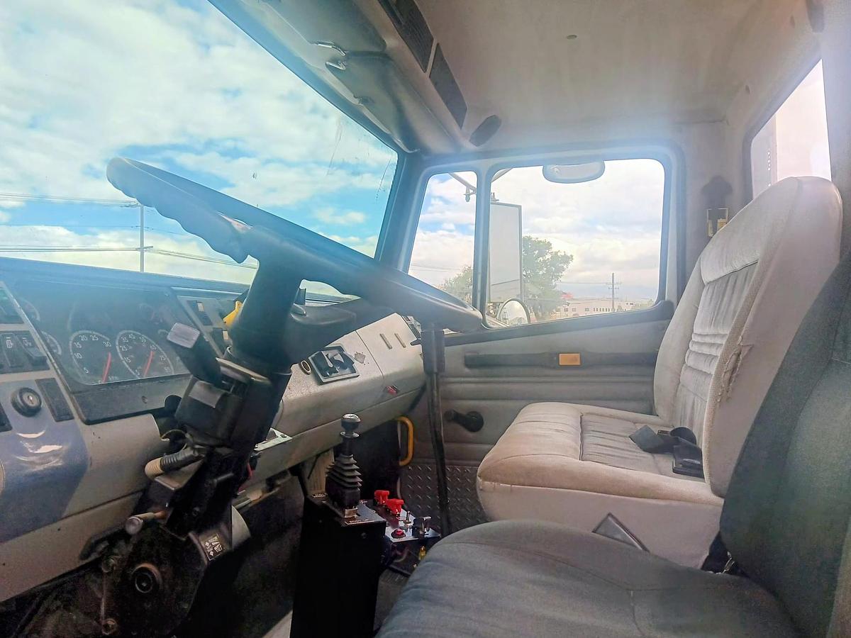 Used 2001 FREIGHTLINER FL 112