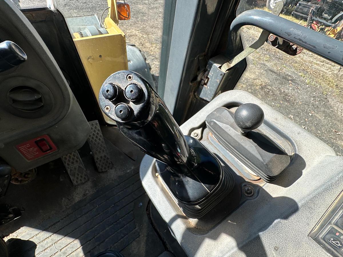 Used 2005 DEERE 624J