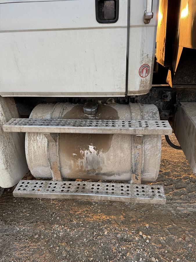 Used 2004 FREIGHTLINER FL112