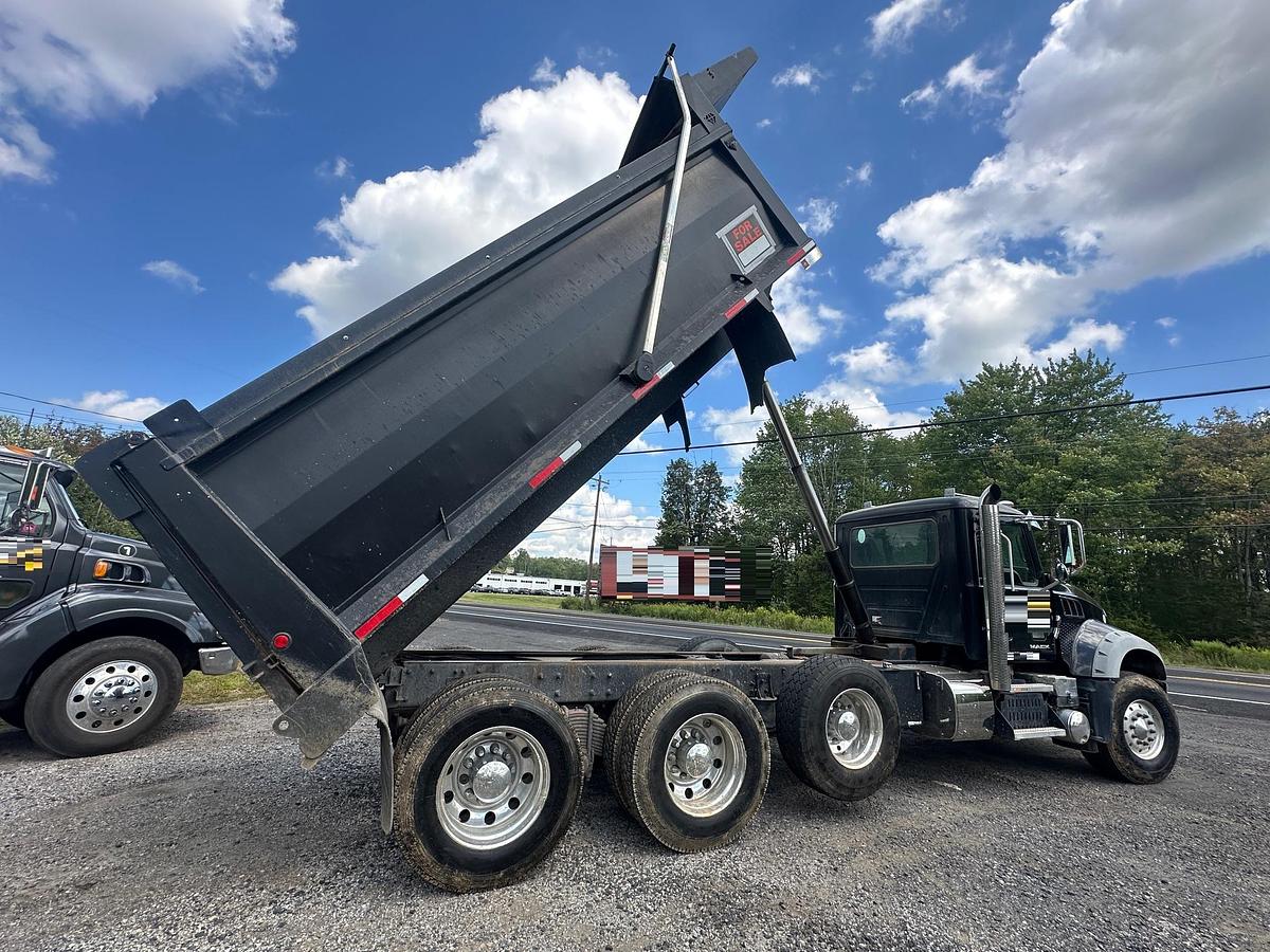Used 2012 MACK Granite GU713