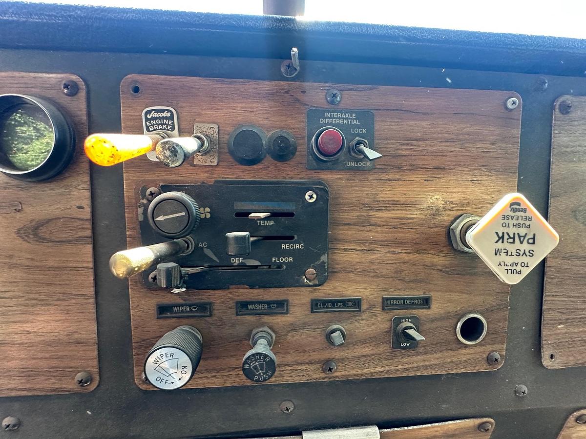 Used 1986 AUTOCAR DK64