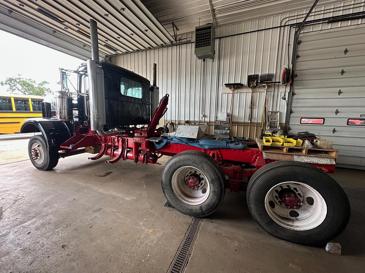 Used 1997 AUTOCAR DK6 Tilt Nose