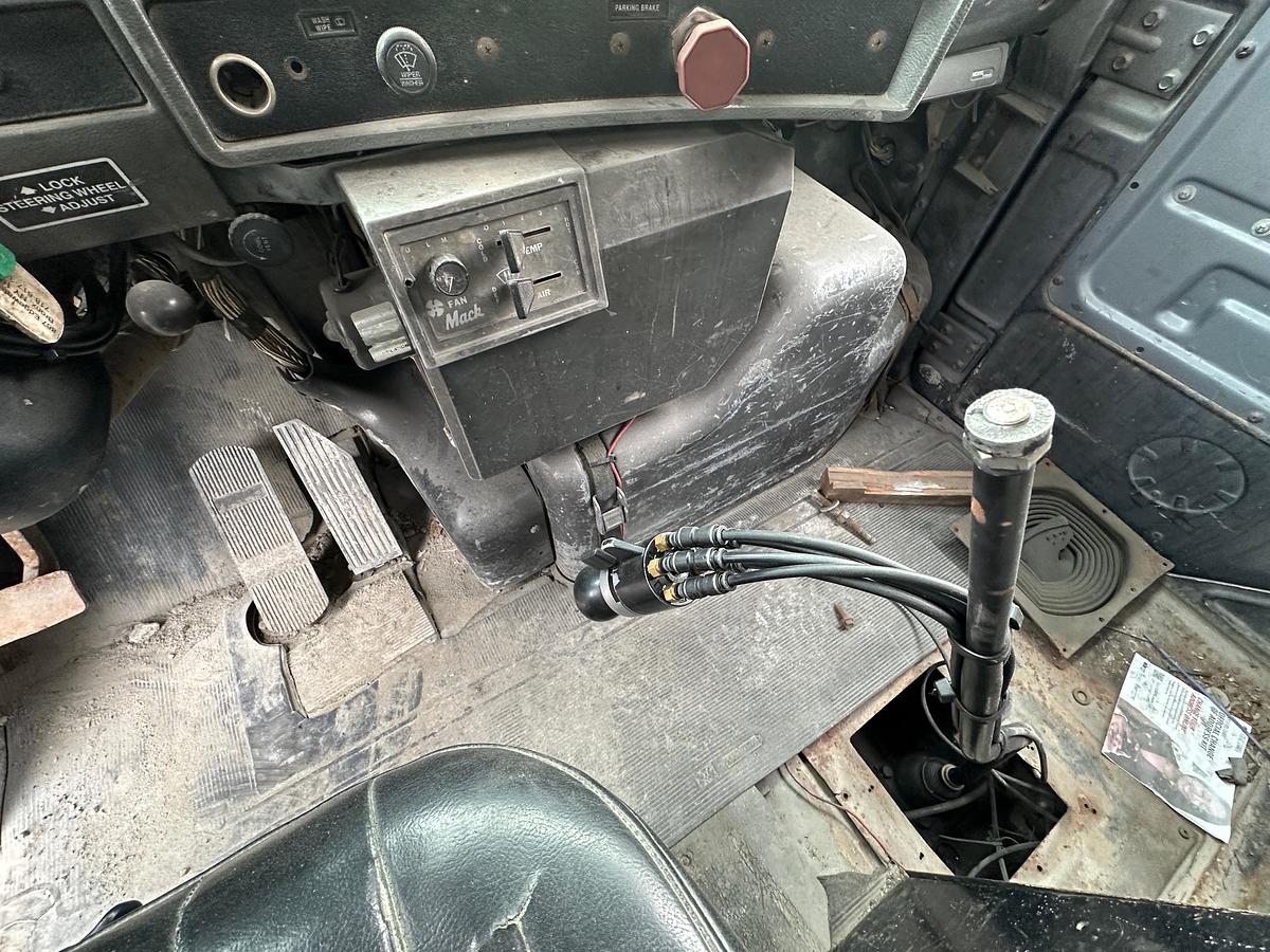 Used 2001 MACK DM690S