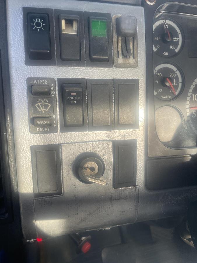 Used 2005 FREIGHTLINER FL70