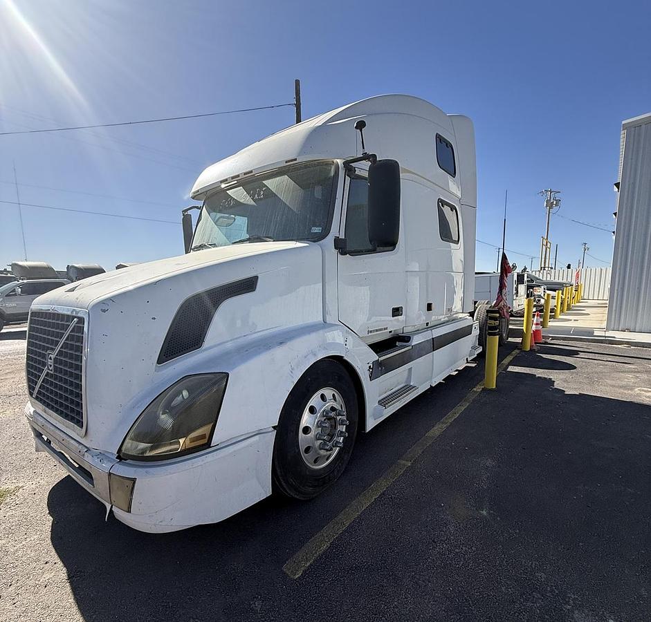 Used 2005 VOLVO VNL 64T670