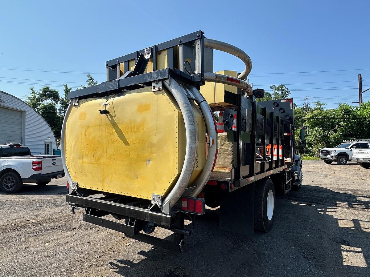 Used 2004 INTERNATIONAL 4300 Attenuator Truck