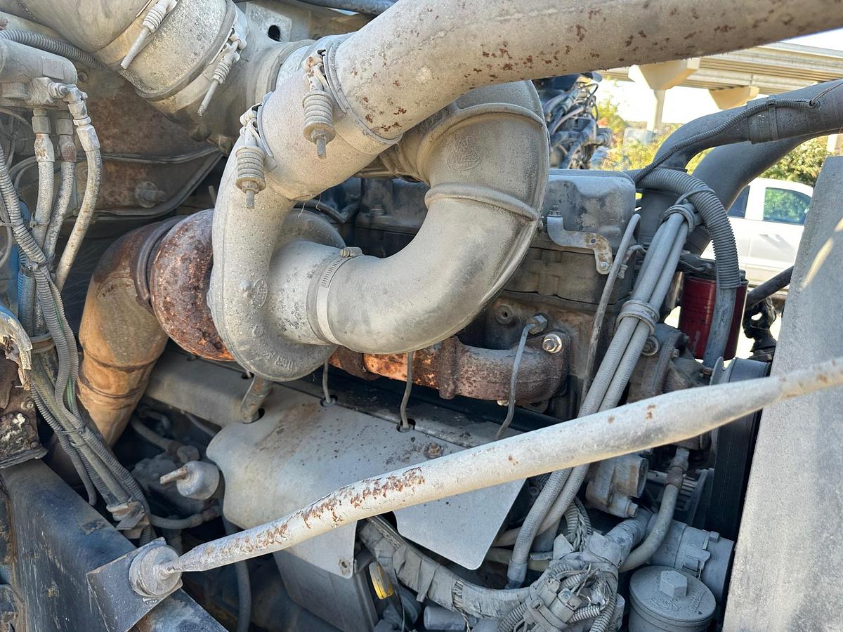 Used 2000 MACK DM690S Conveyor