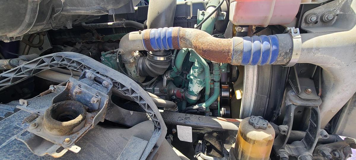 Used 2015 VOLVO VNL64T780