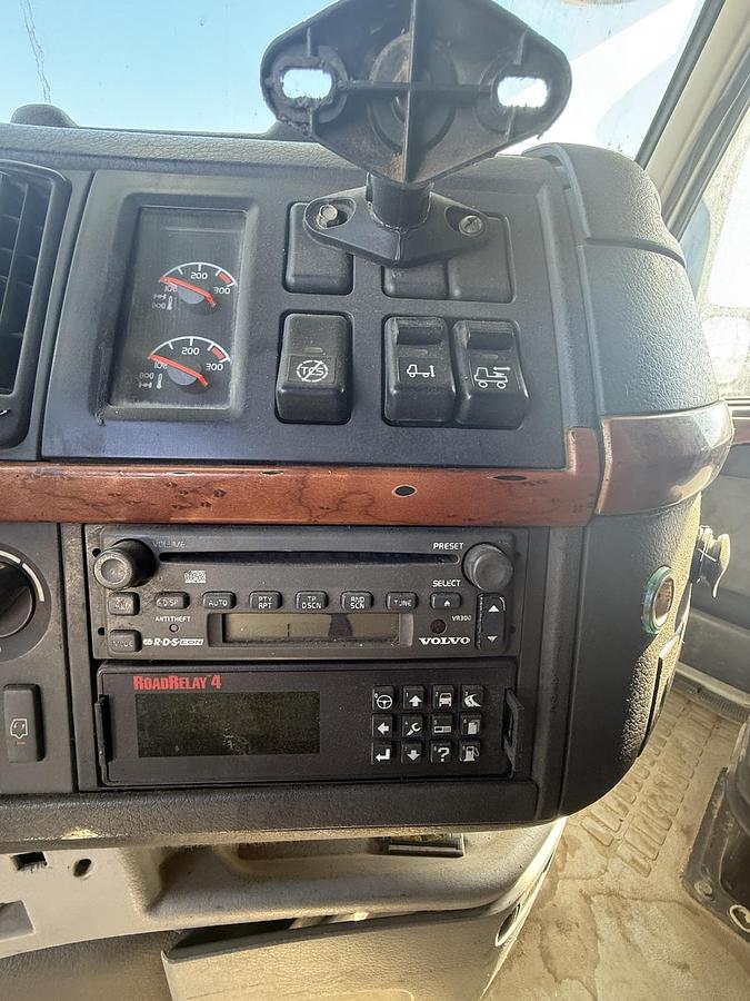 Used 2005 VOLVO VNL 64T670