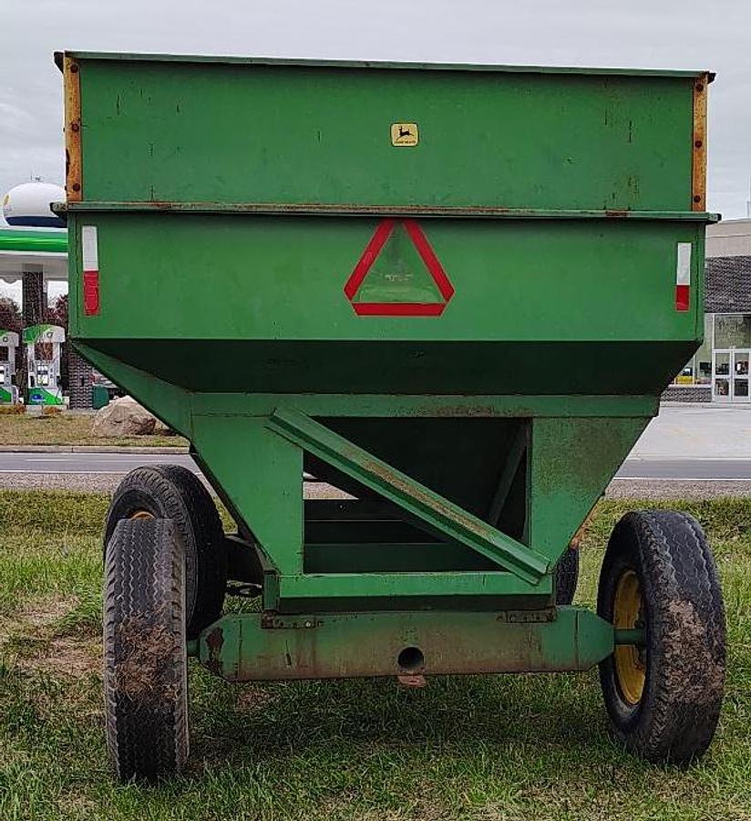 Used JOHN DEERE 350-22 Gravity Wagon