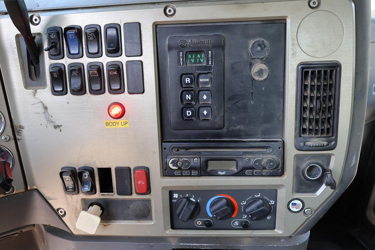 Used 2009 MACK Granite GU713