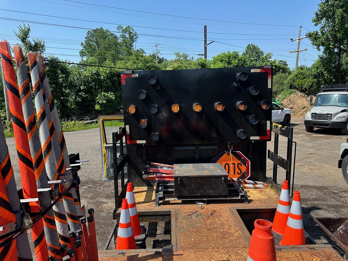 Used 2004 INTERNATIONAL 4300 Attenuator Truck