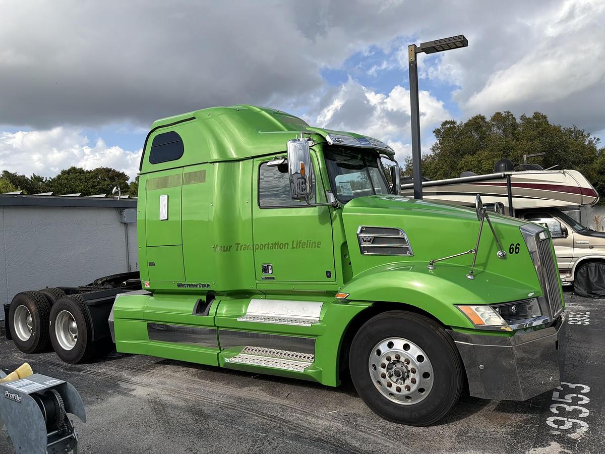 Used 2017 WESTERN STAR 5700xe