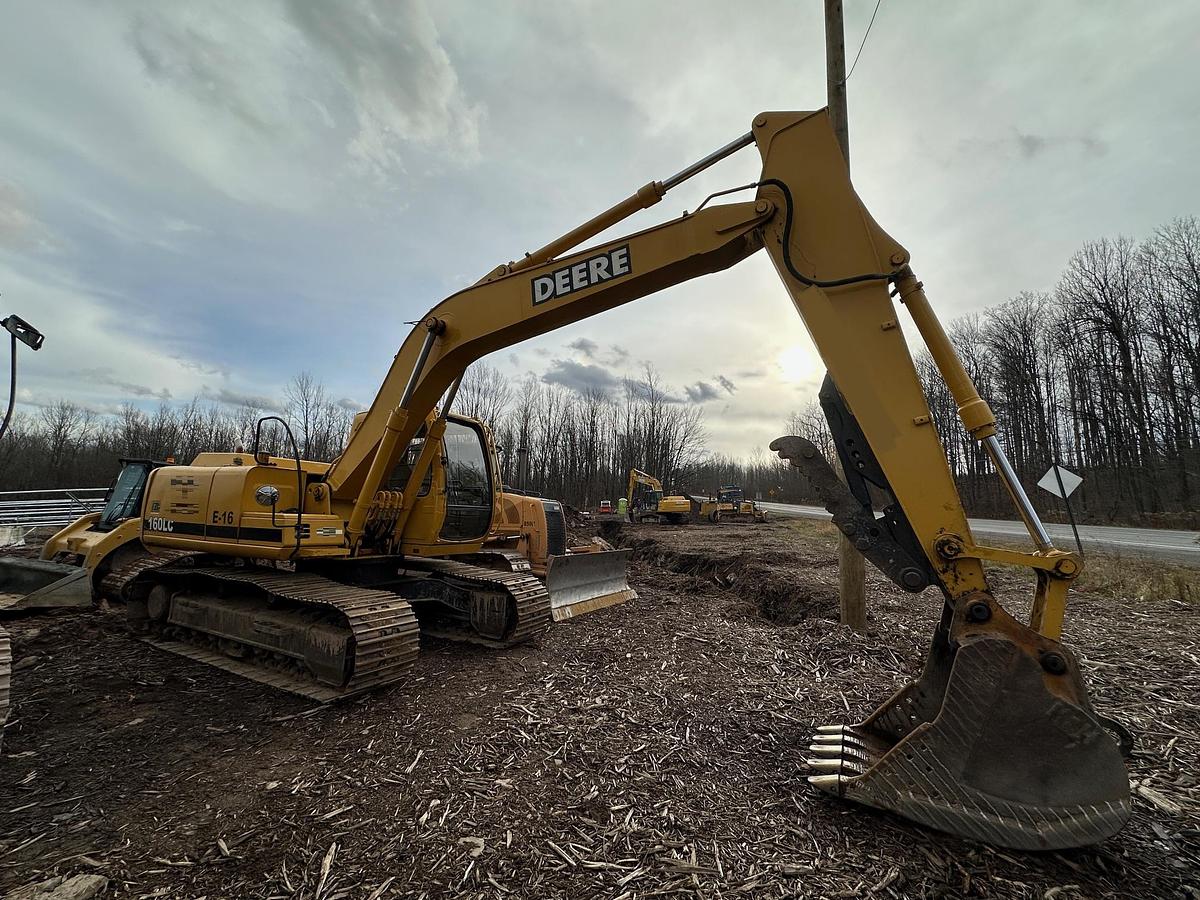 Used 2001 DEERE 160C LC