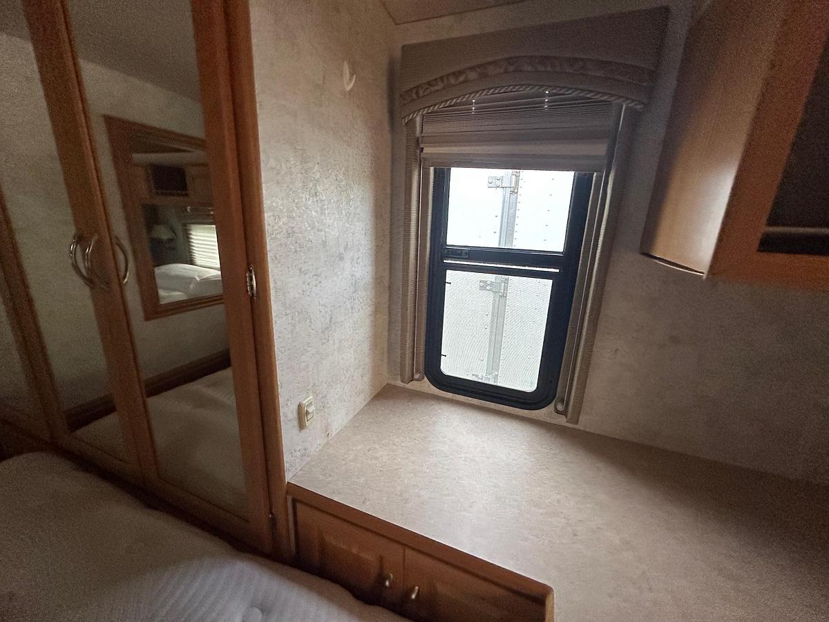 Used 2005 WINNEBAGO Suncruiser