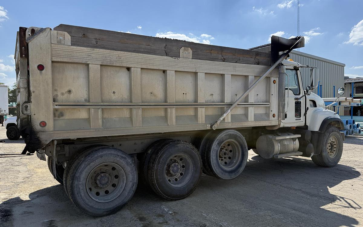 Used 2005 MACK CV713