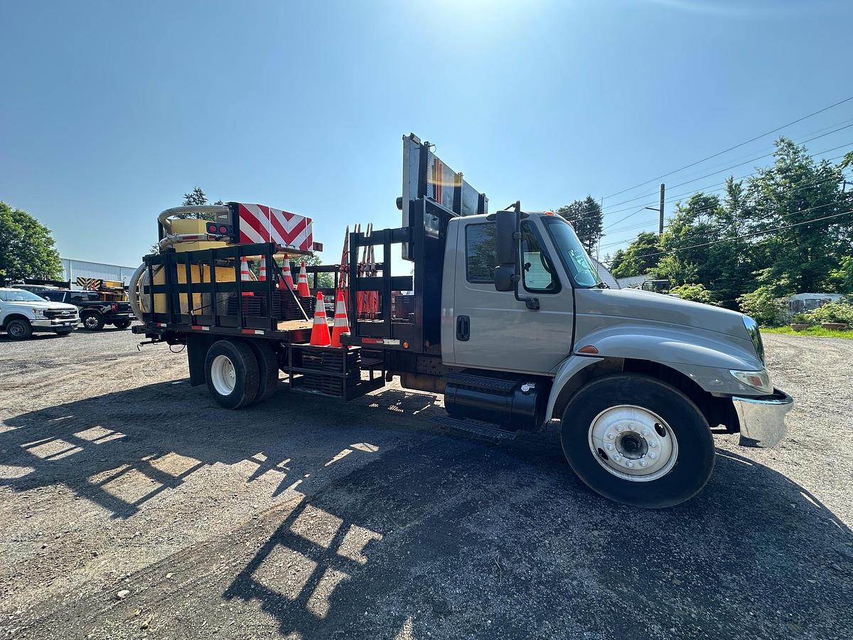 Used 2004 INTERNATIONAL 4300 Attenuator Truck