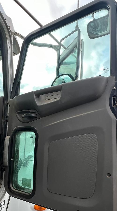 Used 2016 PETERBILT 348