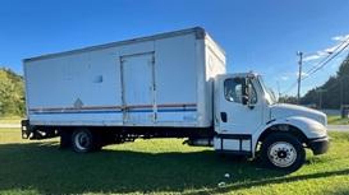 Used 2006 FREIGHTLINER M2 106