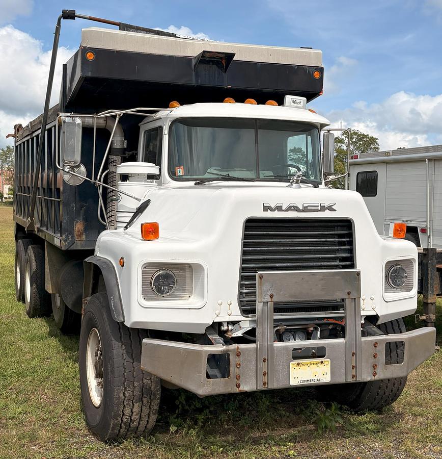 Used 2001 MACK DM688S