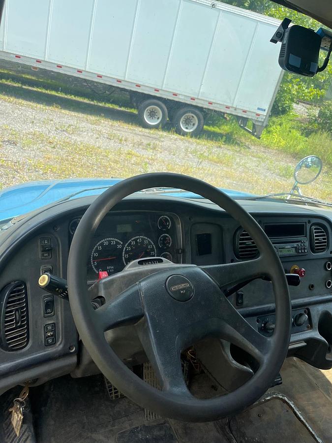 Used 2004 FREIGHTLINER M2 Business Class