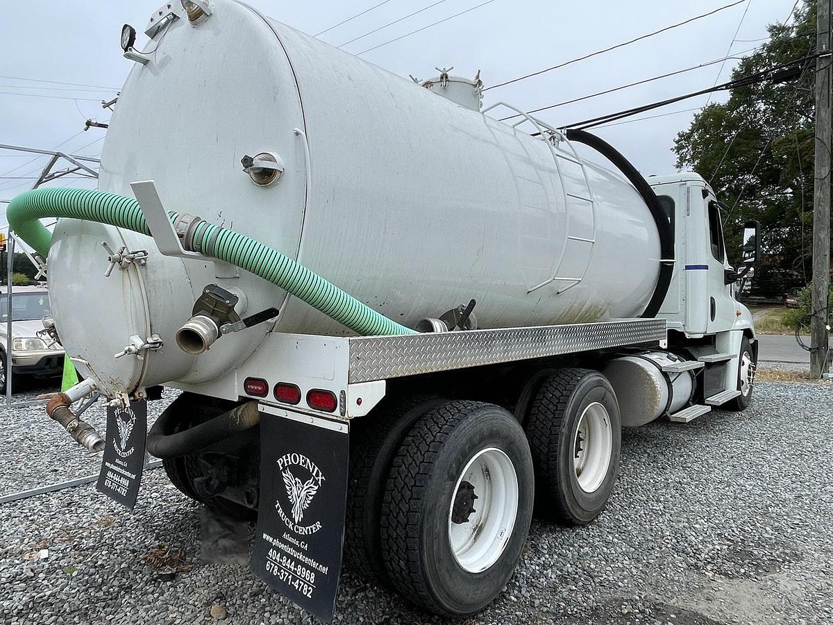 Used 2013 FREIGHTLINER Cascadia Septic Truck