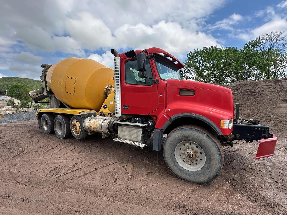 Used 2004 VOLVO Rear Discharge Mixer