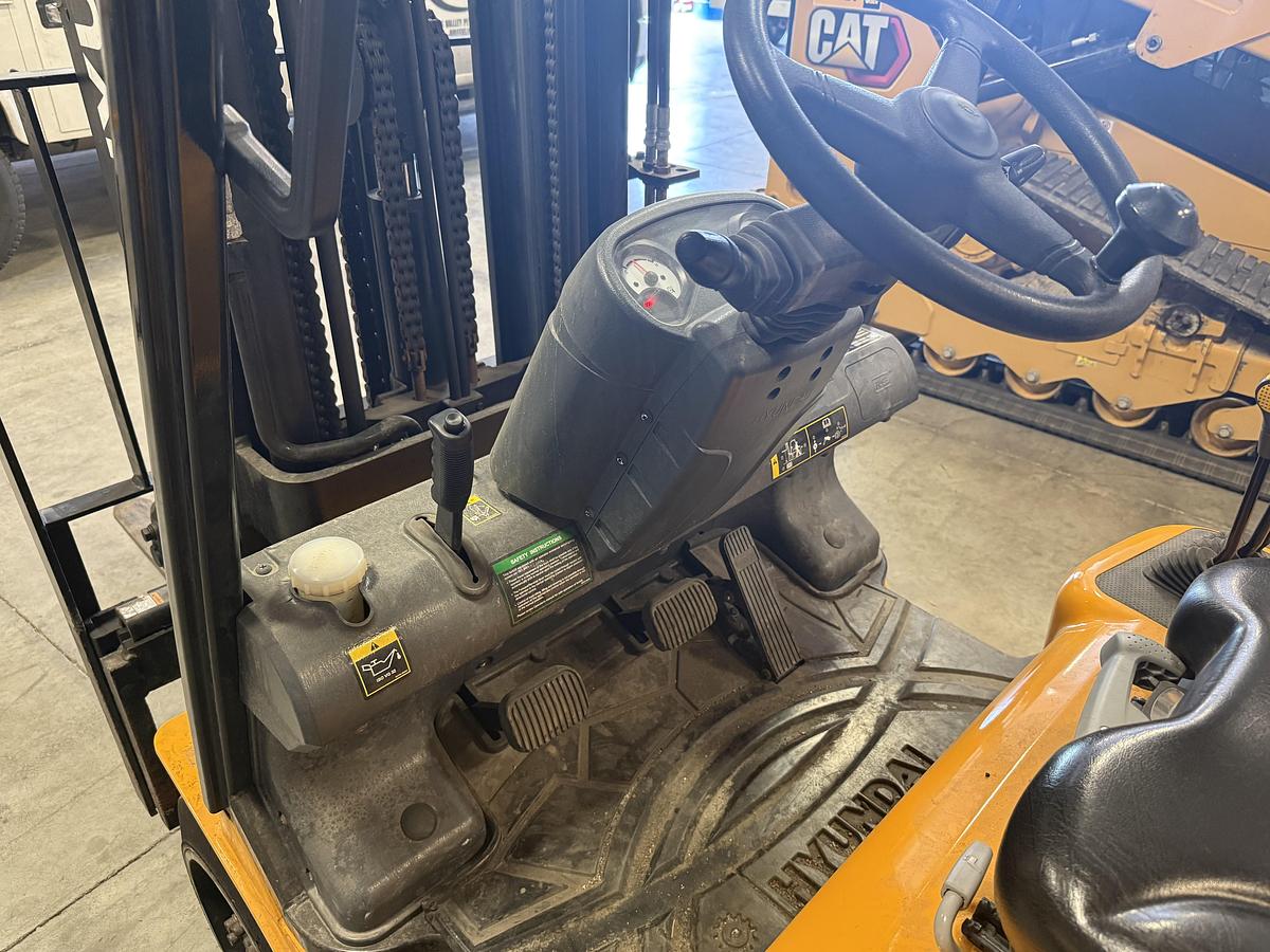 Used 2019 HYUNDAI 25LC-7A