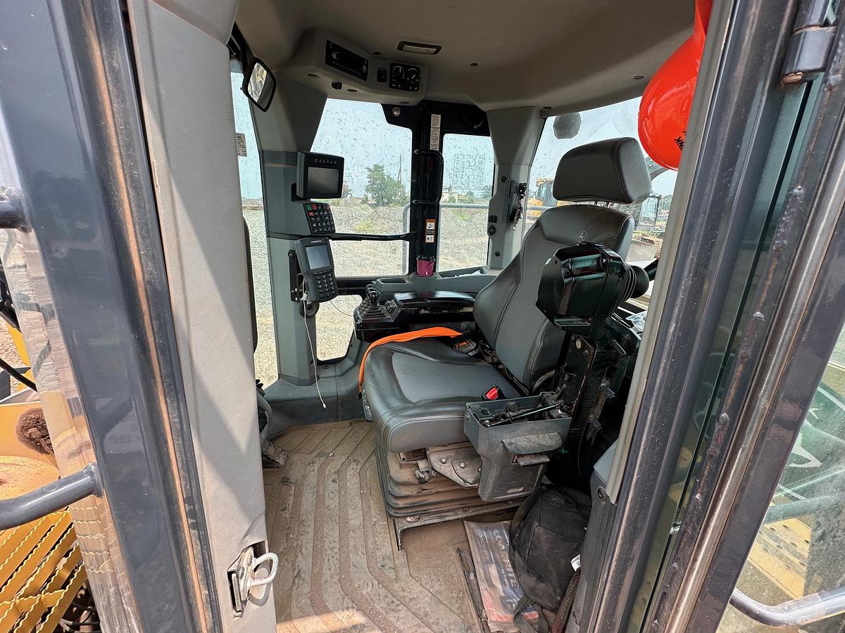Used 2020 DEERE 744L