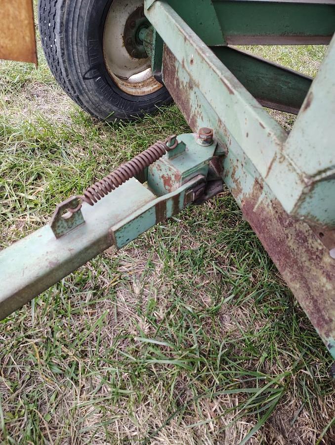 Used JOHN DEERE 350-22 Gravity Wagon