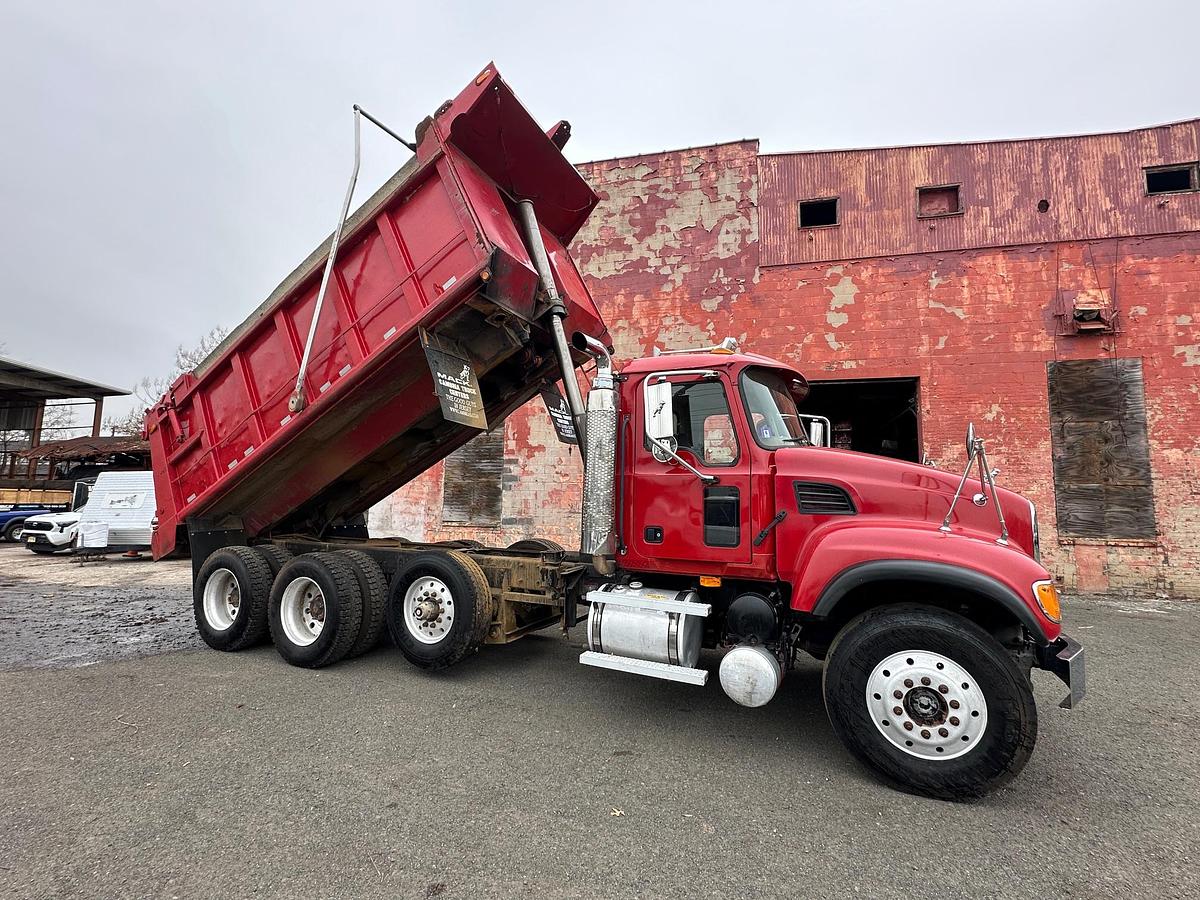 Used 2005 MACK Granite CV713