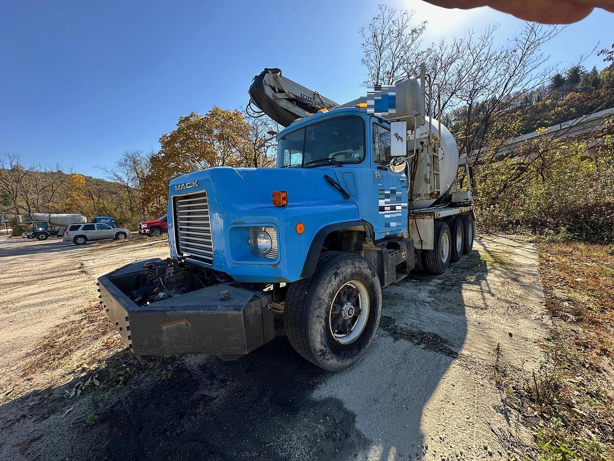Used 2000 MACK DM690S Conveyor