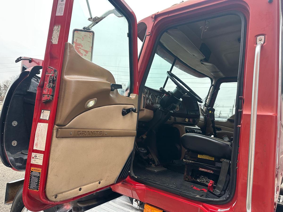 Used 2005 MACK Granite CV713