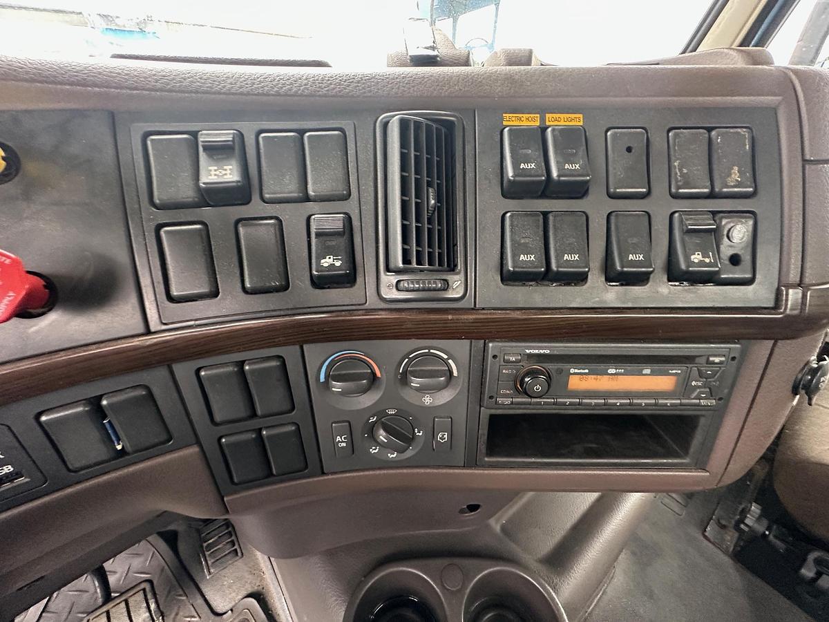 Used 2015 VOLVO VAH Auto Hauler