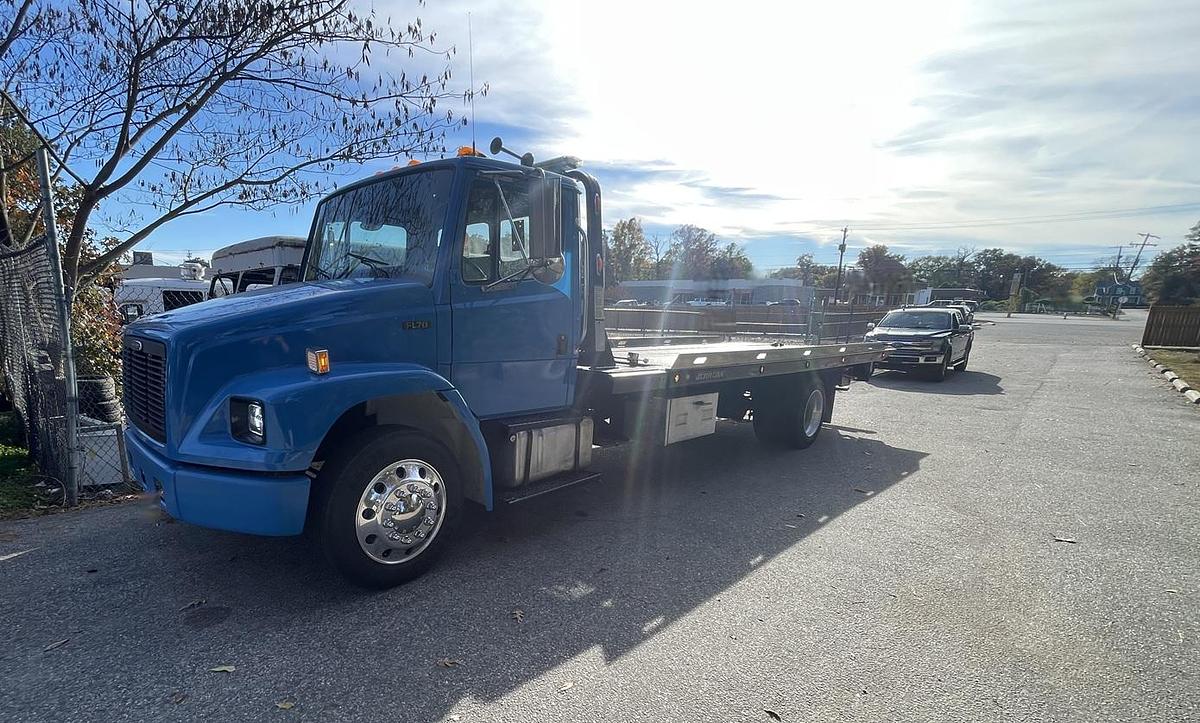 Used 2005 FREIGHTLINER FL70