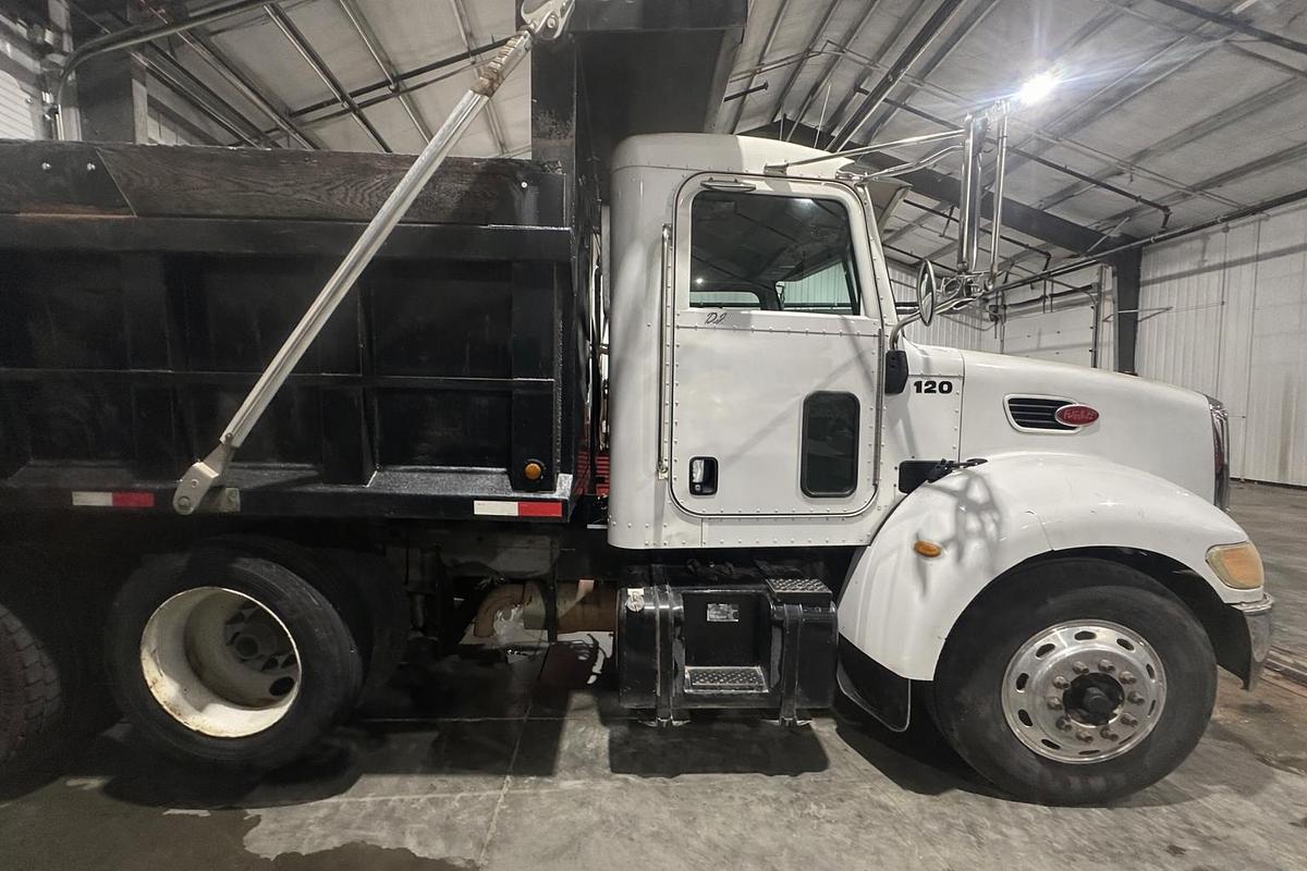 Used 2005 PETERBILT 335