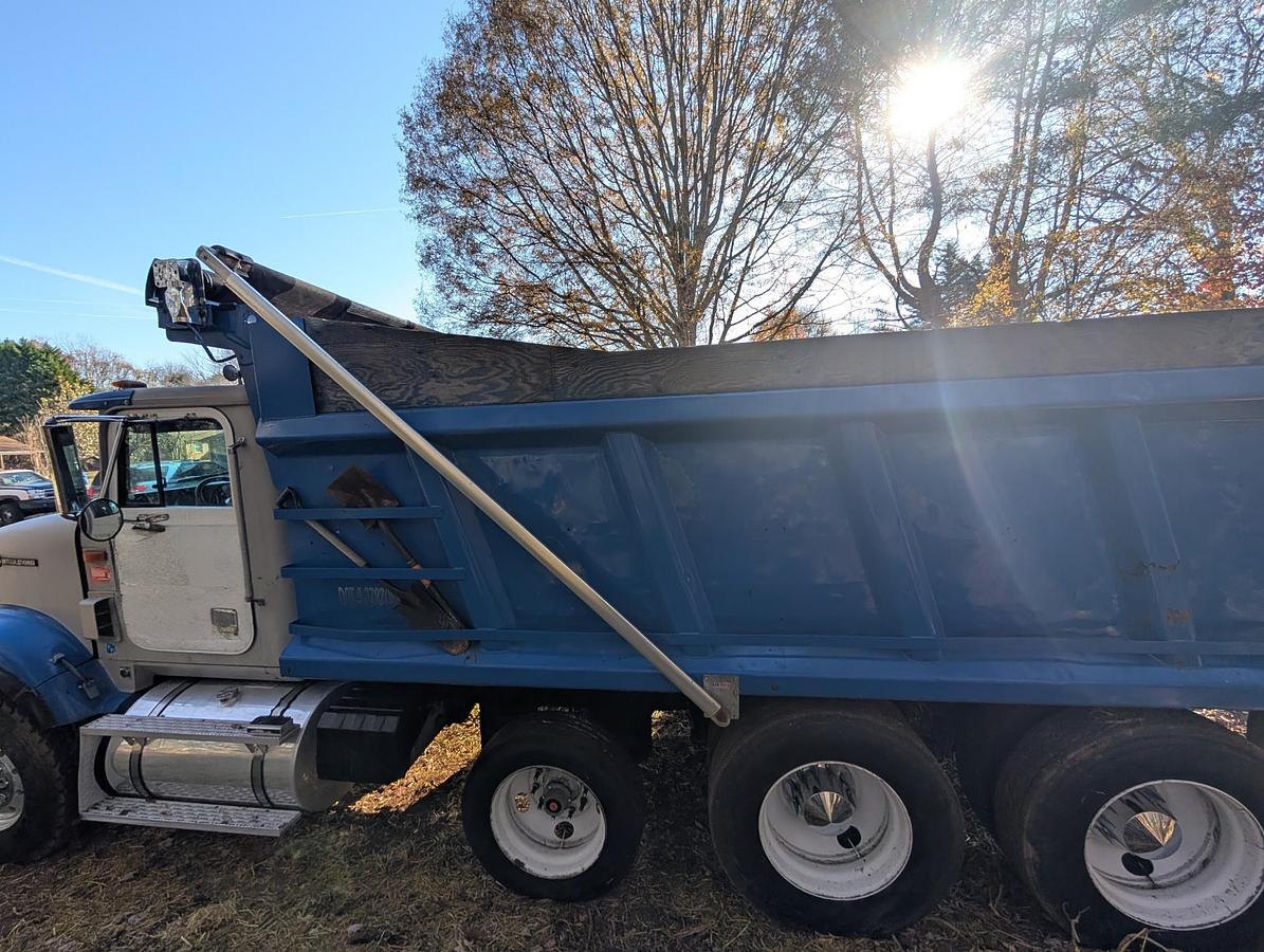Used 1996 INTERNATIONAL 9400 Tri Axle