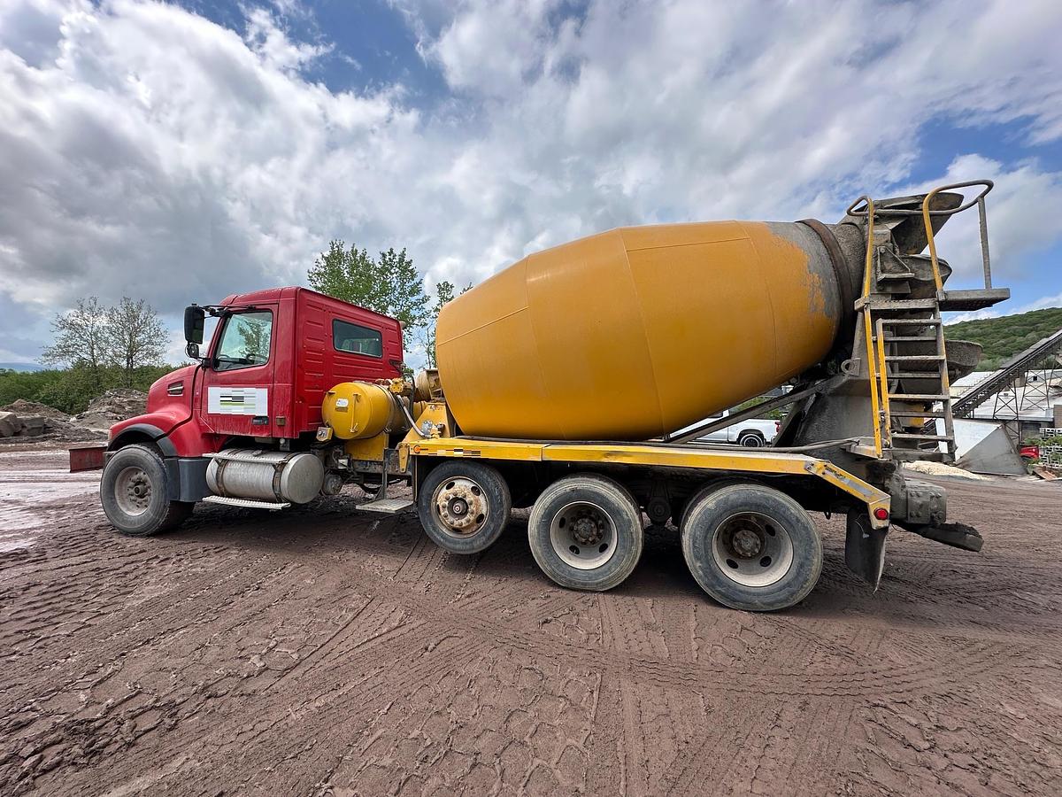 Used 2004 VOLVO Rear Discharge Mixer
