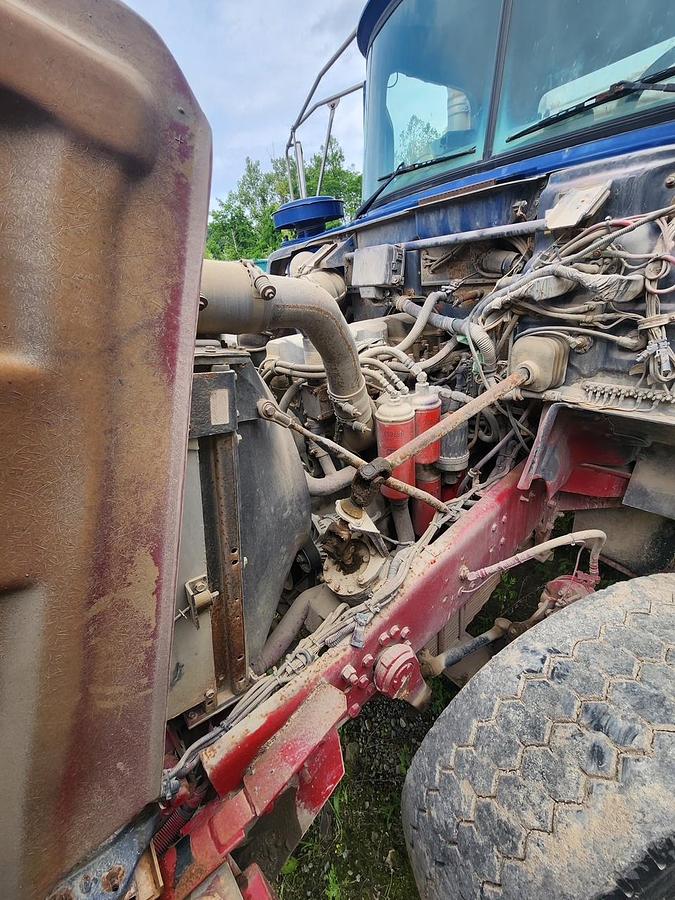 Used 2001 MACK DM690S Conveyor